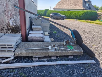 un tas de bois posé contre le mur d'un immeuble
