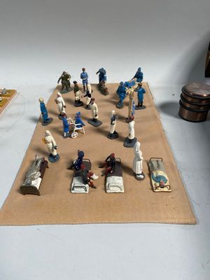 un grand nombre de figurines sur une table