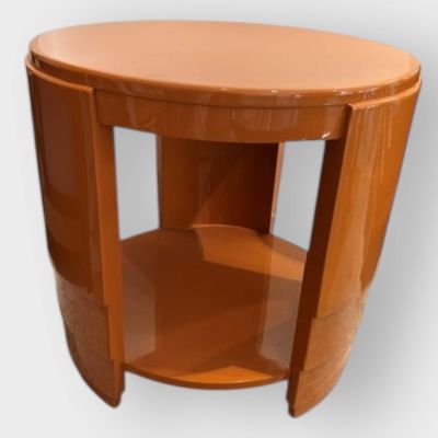 une petite table en bois surmontée d'une étagère