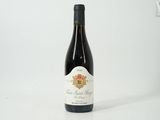 une bouteille de vin posée sur la table