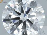 un gros plan d'un diamant sur fond blanc