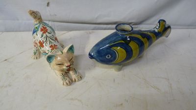deux figurines représentant un chat et un poisson posées sur une table