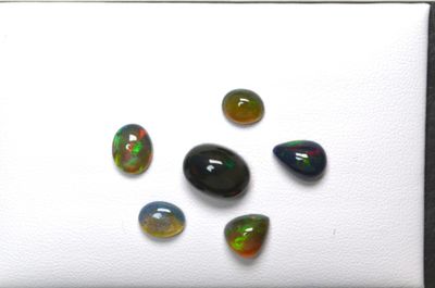 Un lot d'opales noires cabochons "très très irisées" pour un…