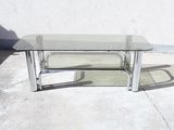 une table en verre posée sur un sol en béton