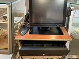 un bureau d'ordinateur équipé d'un écran et d'un clavier