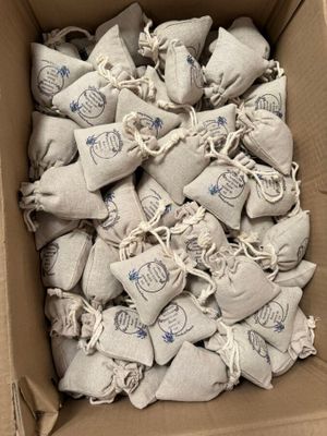 une boîte en carton remplie de sachets contenant de petits objets
