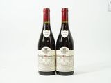 deux bouteilles de vin posées l'une à côté de l'autre sur une surface blanche