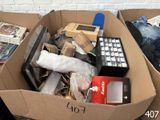 un carton rempli d'appareils électroniques et d'autres objets