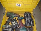 une boîte jaune contenant tout un tas d'outils électriques