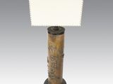 une lampe avec un pied en bois et un abat-jour blanc