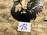 un coq posé sur la table, à côté des cuillères et des repose-cuillères