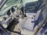 une photo de l'intérieur d'une voiture avec la portière ouverte
