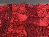 une robe rouge posée sur une table