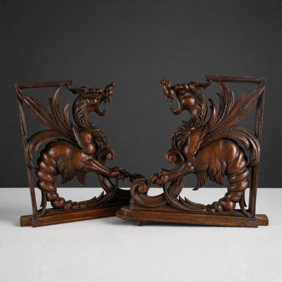 paire de serre-livres anciens en bois sculpté, ornés de chevaux