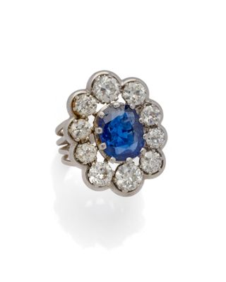 une bague à grappes de saphirs et de diamants