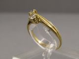 une bague en or surmontée d'un diamant