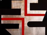 un grand panneau métallique orné d'un motif rouge et blanc