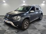 la dacia grise est garée sur un carrelage en damier