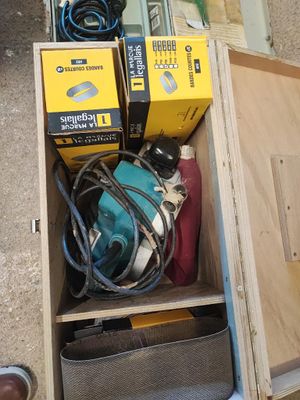 une boîte pleine d'outils posée sur le sol