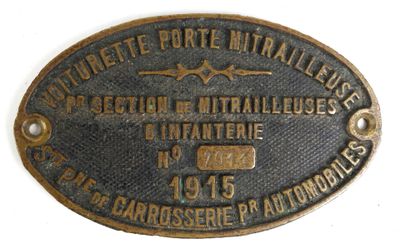 une vieille plaque en bronze sur laquelle figure le nom d'un train