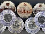 plusieurs assiettes bleues et blanches ornées de motifs représentant des personnes et des animaux