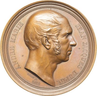 une image montrant un gros plan d'une médaille d'or sur laquelle figure le visage d'un homme