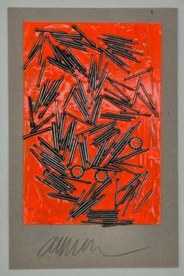 un dessin orange et noir représentant un tas de bâtons sur une feuille de papier
