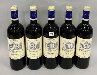 six bouteilles de vin sont alignées sur une table