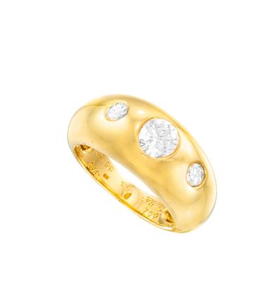 une bague en or jaune sertie de trois diamants ronds