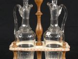 trois vases en verre et un socle en bois sur fond noir