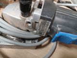 gros plan d'une machine à laquelle est attachée une cordelette