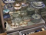 plusieurs assiettes et bols exposés dans une vitrine