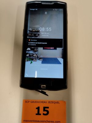 un téléphone portable posé sur une table, avec une étiquette de prix