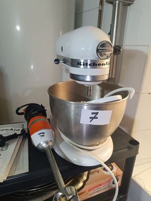 an image of a kitchen mixer on a table