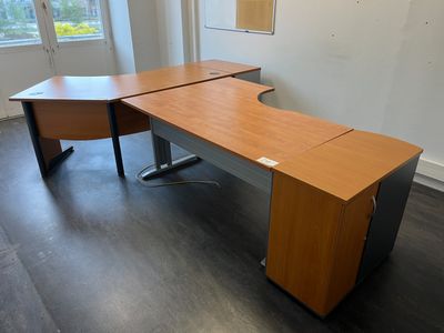 Bureau de forme incurvée en métal et imitation bois, avec ca…