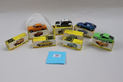 tout un tas de petites voitures miniatures posées sur la table