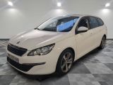 la voiture blanche est garée sur le sol à carreaux d'une pièce