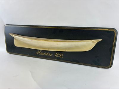 un gros plan d'une plaque sur laquelle figure un bateau