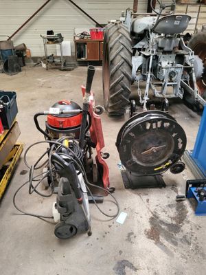 Il y a de nombreux types de machines différentes dans ce garage.