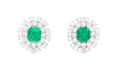 une paire de boucles d'oreilles en émeraude et diamant