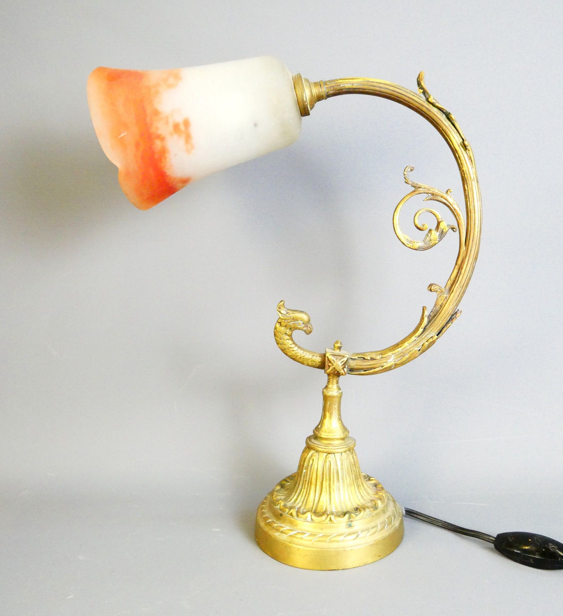 Lampe de chevet en bronze à enroulement et décor d'une tête …