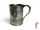 chope plaquée argent, avec un motif incurvé sur le bord