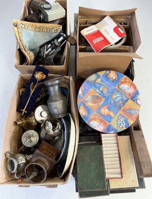 une boîte contenant divers objets, posée sur une table