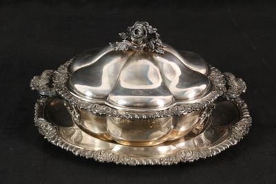 un plat en argent avec un couvercle en argent sur fond noir