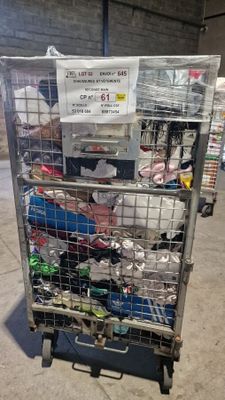 un chariot métallique contenant de nombreux objets dans un entrepôt
