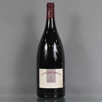 une bouteille de vin posée sur une table