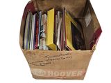 une boîte en carton remplie de livres sur fond blanc