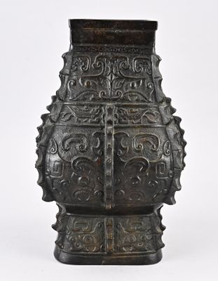 une image représentant un vase en bronze sur fond blanc