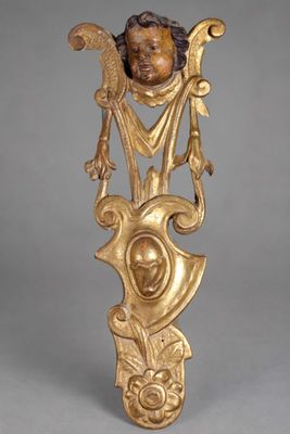 une image représentant une statue en or d'une femme tenant une fleur