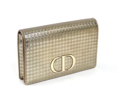 une pochette dorée avec un logo sur le devant
